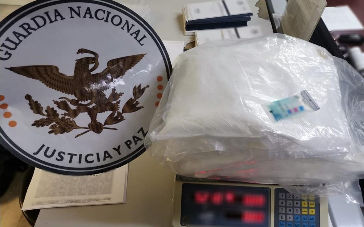 Detienen a viajero en el AICM con cinco kilos de aparente cocaína