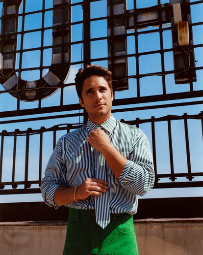 Bajo estas líneas, Boneta posa bajo el sol de Madrid con ‘total look’ de LOUIS VUITTON.