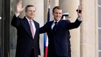 El primer ministro italiano, Mario Draghi, es recibido por Emmanuel Macron a su llegada al Palacio del Elíseo el 12 de noviembre.