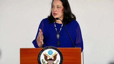 La encargada de Negocios de la embajada de Estados Unidos en San Salvador, Jean Manes, este lunes durante una conferencia de prensa.