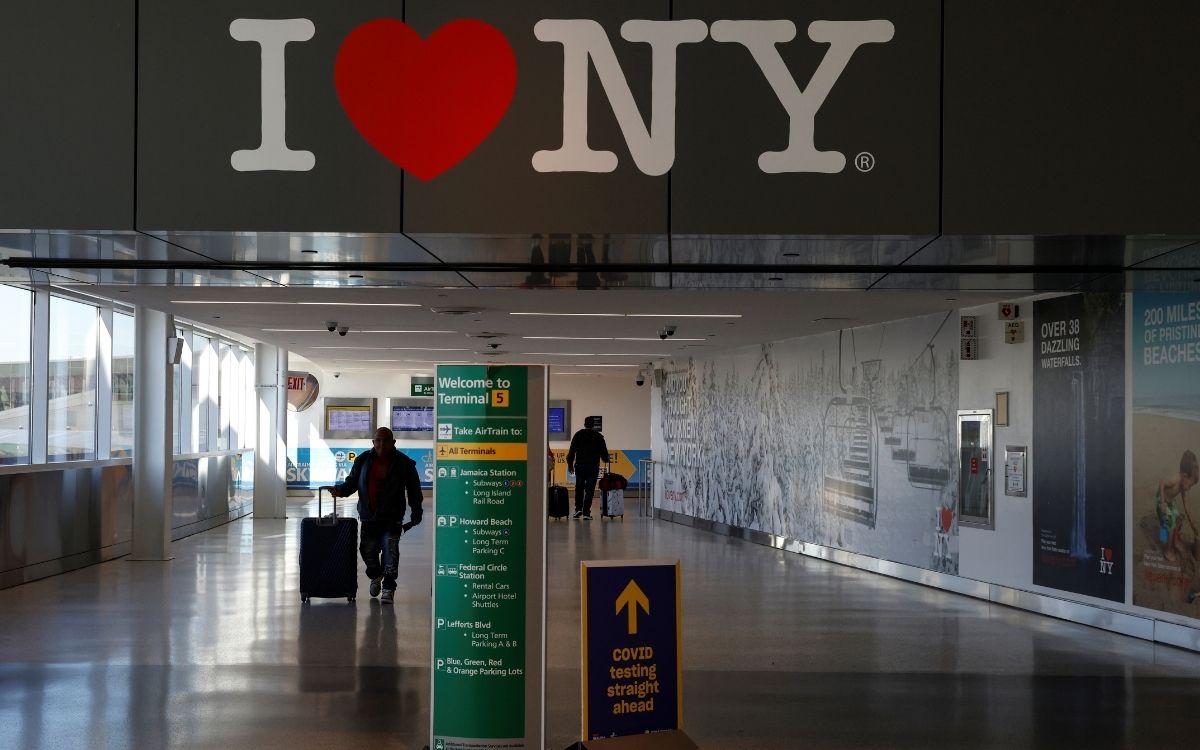 EU estudia datos de nueva variante del Covid-19 antes de decidir sobre viajes: Fauci