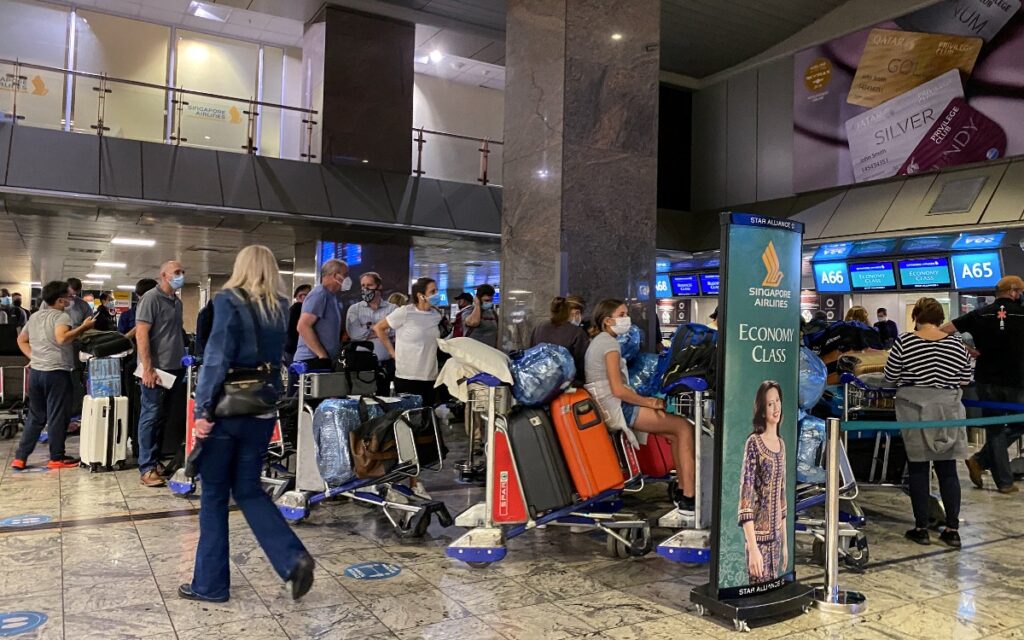 EU y Canadá también restringen viajes por variante 'Omicron'