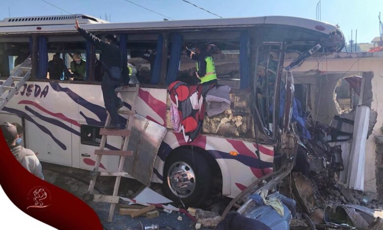 Edomex: Autobús se queda sin frenos y choca con casa; reportan al menos 50 heridos
