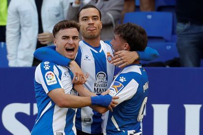 De Tomás celebra con Pedrosa y Puado su gol al Granada.