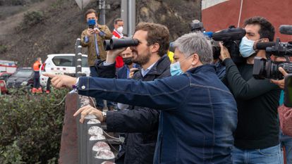 El líder del PP, Pablo Casado (centro), durante una visita a La Palma para seguir la evolución del volcán de Cumbre Vieja, este viernes en La Palma.