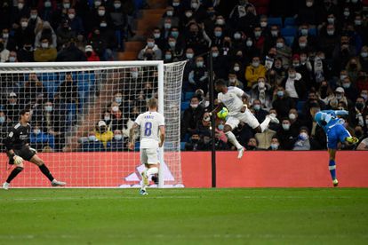 Falcao cabecea para marcar el 2-1.
