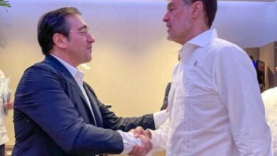 El ministro de Asuntos Exteriores español, José Manuel Albares (a la izquierda) saluda a su homólogo venezolano, Félix Plasencia, este viernes en Santo Domingo.