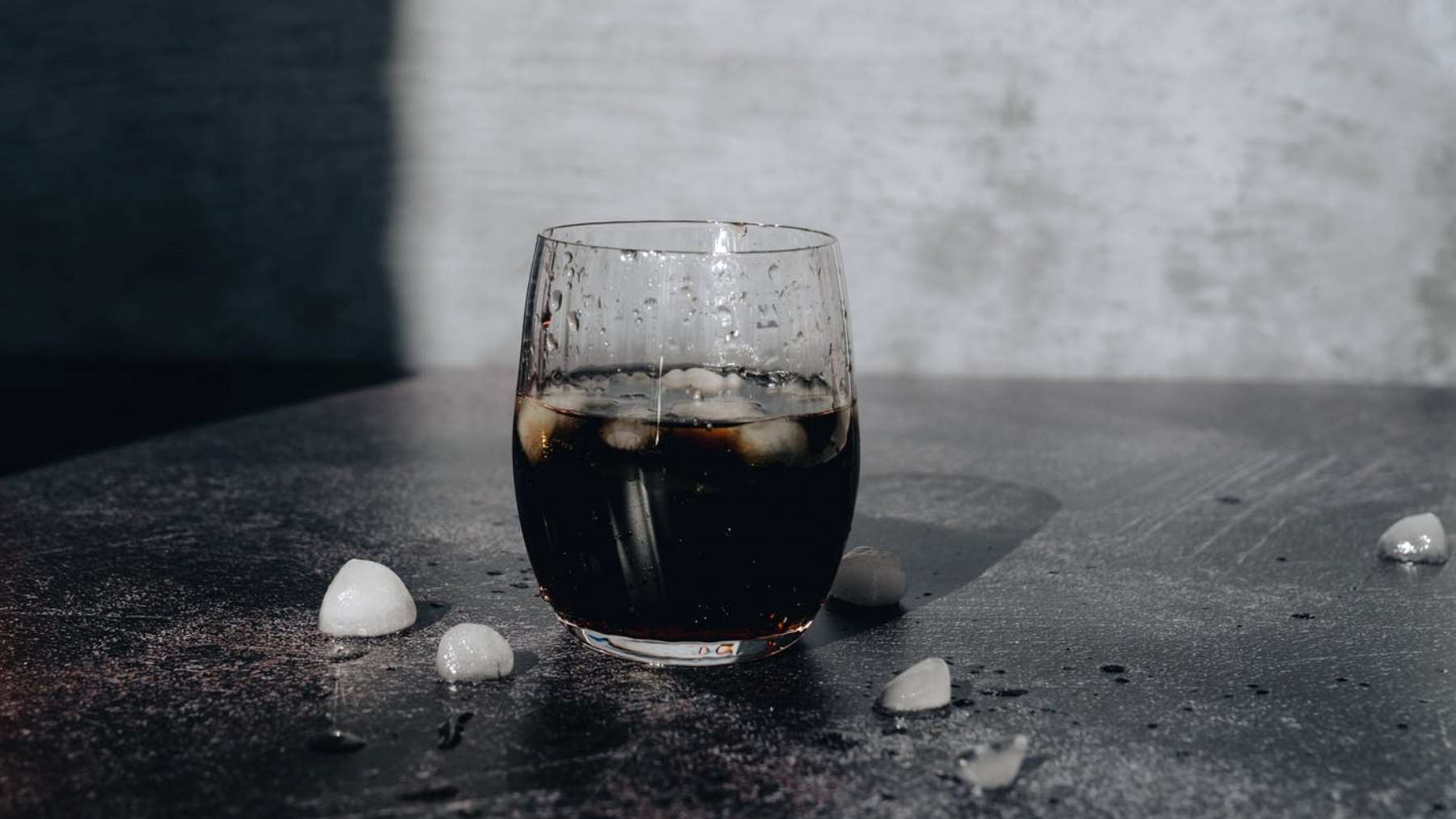 El colorante secreto que tiene una de las bebidas más consumidas del mundo