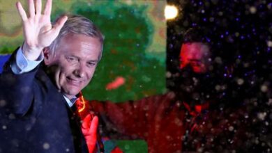 El candidato presidencial chileno José Antonio Kast saluda a sus seguidores tras obtener el pase a la segunda vuelta, el domingo 21 de noviembre.