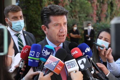 El ministro de Defensa de Colombia, Diego Molano, a la salida de la residencia del presidente de Israel, en Jerusalén.