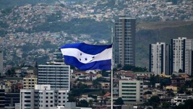 La bandera de Honduras hondea el 23 de noviembre en una céntrica calle de Tegucigalpa.