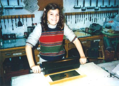 Samanta Schweblin en el taller de su abuelo, Alfredo de Vincenzo, en una imagen sin datar.