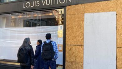 La tienda de Louis Vuitton en Union Square fue cerrada tras el saqueo de decenas de ladrones registrado el domingo.