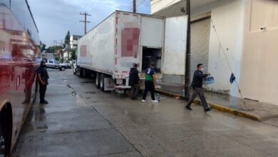 Encuentran a 600 migrantes en dos tráileres en Veracruz