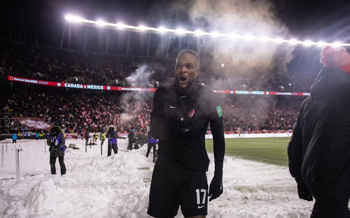 Entierra Cyle Larin al Tricolor en la nieve de Edmonton | Video