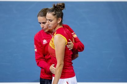 Medina consuela a Sorribes tras la derrota contra Collins, este miércoles en el O2 Arena de Praga.