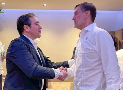 El ministro de Asuntos Exteriores español, José Manuel Albares, a la izquierda, saluda a su homólogo venezolano, Félix Plasencia, en Santo Domingo.