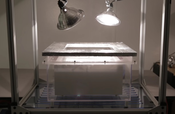 Esta caja succiona agua pura del aire seco del desierto.