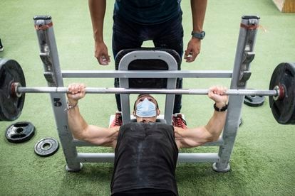 Antonio Cañada, entrena la prueba de press de banca en el gimnasio de su academia.

