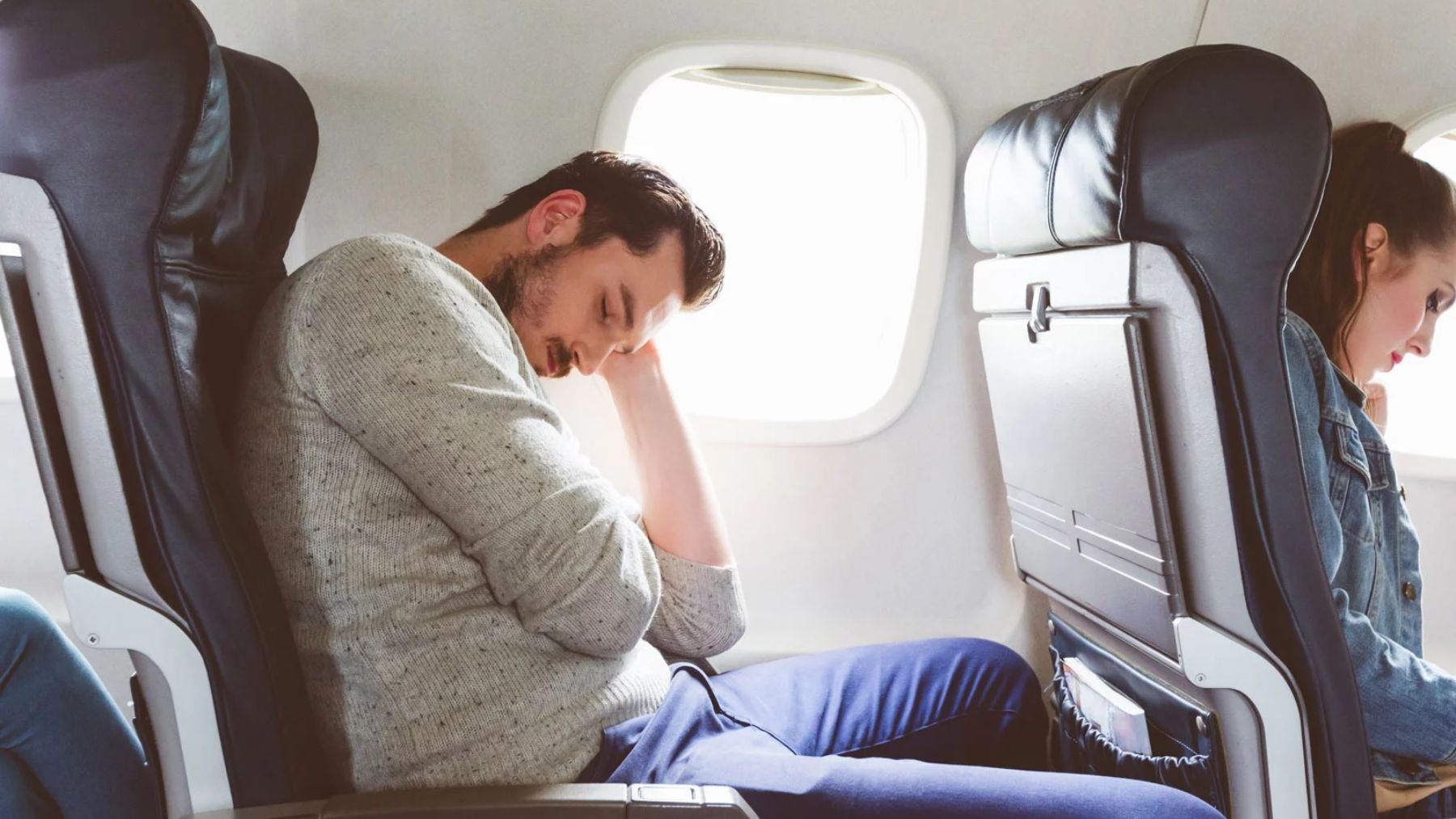 Este es el sorprendente motivo por el que cuesta tanto dormirse sentado