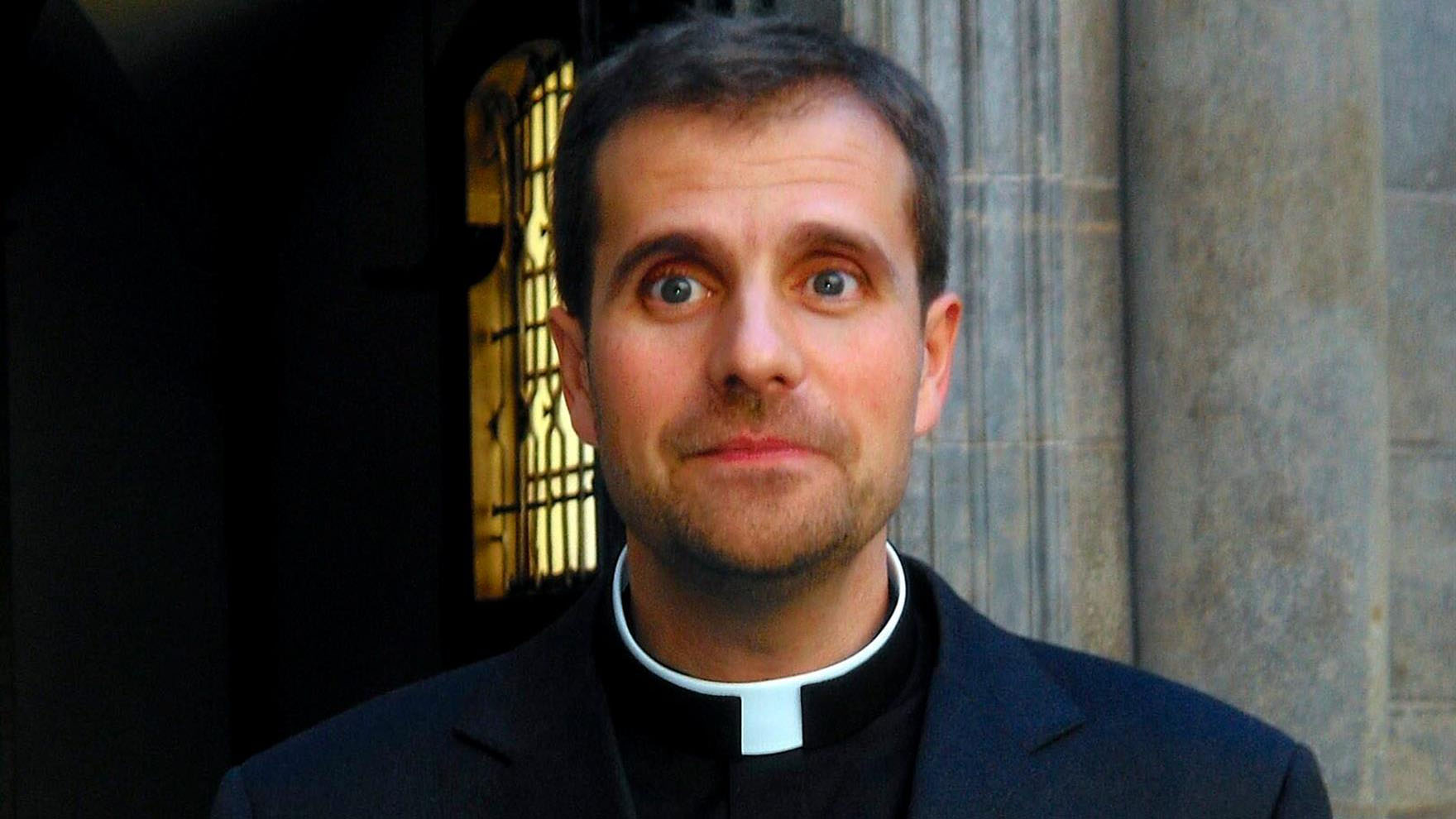 Exobispo exorcista se casa con escritora de erotismo y satanismo