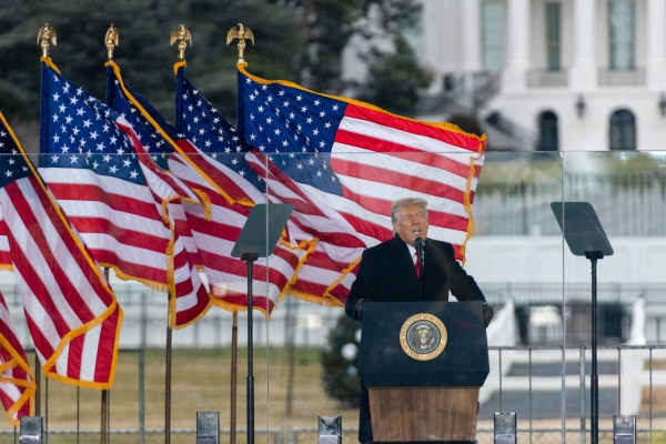 Facebook y YouTube eliminan las videollamadas de Trump a extremistas ‘especiales’