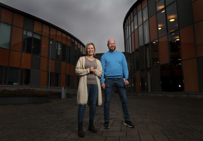 Miia Bergman, subdirectora, y Jarkko Tuomennoro, director del instituto de Ylöjärvi, en Tampere.