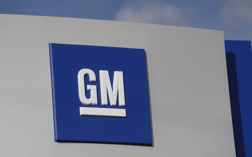 GM ve riesgo en inversiones en México; expresa preocupación sobre uso de energía renovable