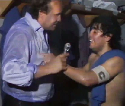 Giampiero Galeazzi entrevista a Maradona en el vestuario del Nápoles en 1987.
