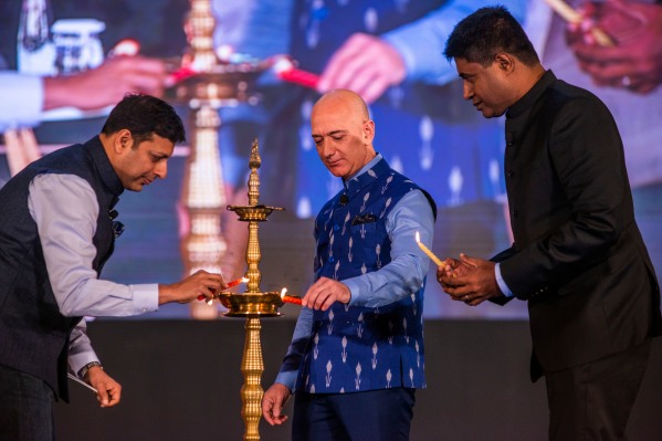 Grupo de comerciantes indios pide la prohibición de Amazon tras un informe condenatorio