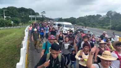 Guardia Nacional impide a caravana migrante abordar camiones… siguen a pie rumbo a Veracruz