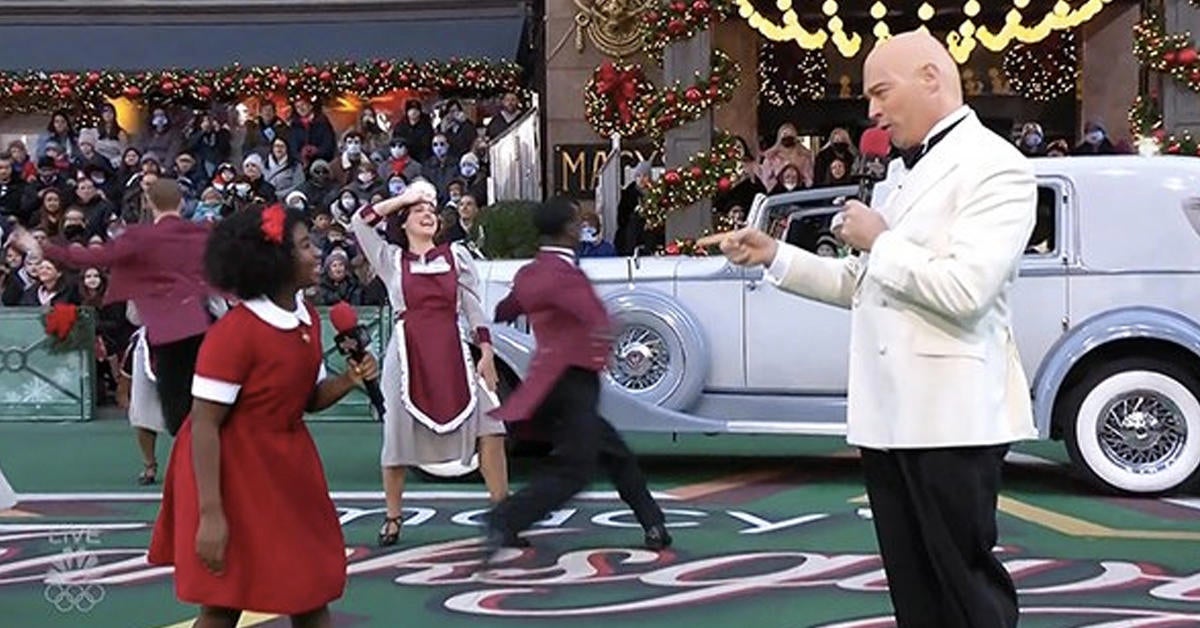 Harry Connick Jr.Casi irreconocible como papá Warbucks en el desfile del Día de Acción de Gracias de Macy’s