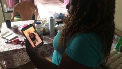 Vilma Barcelona muestra una foto de su hijo, que marchó a Estados Unidos.