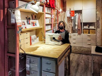 Carola, con una máquina de coser en Ikea.