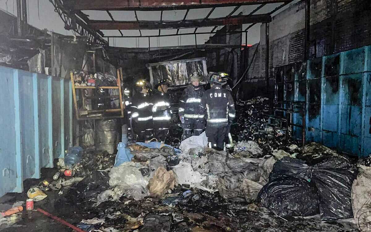 Incendio en bodega en Iztapalapa provoca la evacuación de 400 personas; no hay lesionados