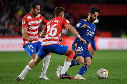 Isco, defendido por Isma Ruiz y Montoro, este domingo en Granada.