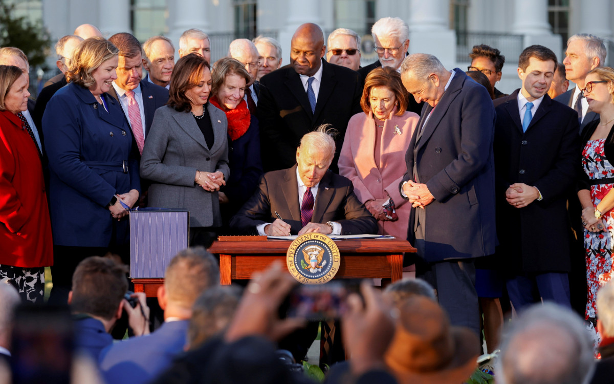Joe Biden firma proyecto de infraestructura por 1 billón de dólares