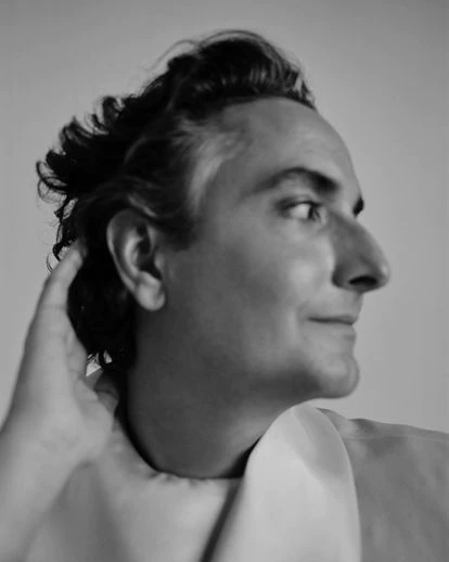 Josie posa para ICON vestido de Mans mientras piensa en una cosa: puede ser sobre Schiaparelli o que el café está malo.