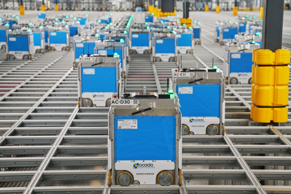 Kroger lanza su primer ‘cobertizo’ impulsado por Ocado, un enorme centro de cumplimiento lleno de robots en Ohio