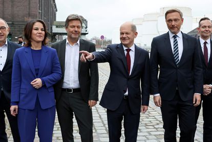 Annalena Baerbock y Robert Habeck, líderes de los Verdes; Olaf Scholz, vicecanciller en funciones, en el centro, y el líder de los liberales, Christian Lindner, en una foto tomada este miércoles en Berlín.