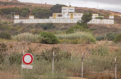 Puesto de vigilancia del Ejército argelino visto desde la ciudad marroquí de Uchda, en el noreste del país.