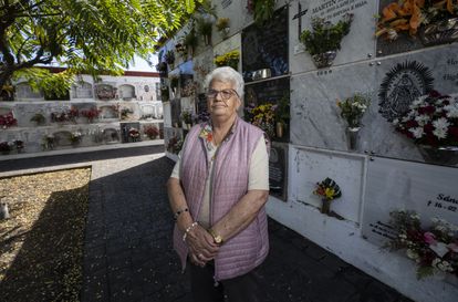 Fernanda en el cementerio de Breña Alta. Tiene parte de su familia enterrada en el cementerio de Las Manchas, que está en zona restringida y amenazado por el volcán.