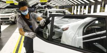 Una empleada en la fábrica de Stellantis en Zaragoza.