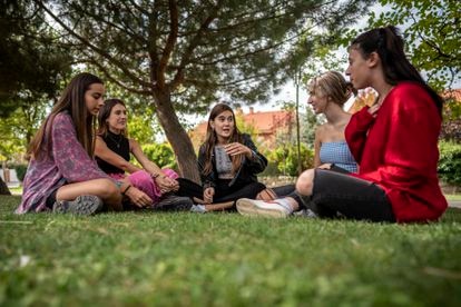 Beatriz, Mabel, Ainhoa, Blanca y Sofía conversan en un parque cercano a sus centros educativos, a las afueras de Madrid. 
