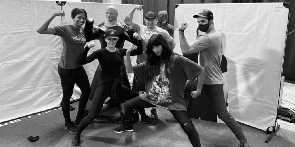 La estrella de She-Hulk, Jameela Jamil, elogia a su equipo de acrobacias de MCU en la imagen de BTS