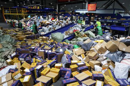 Trabajadores de una empresa china clasifican envíos desde la provincia de Hunan, el 12 de noviembre. 