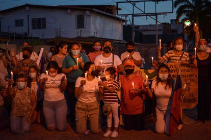 Seguidores del candidato opositor Alfredo Superlano hacen una vigilia para pedir que se respete su victoria, congelada ahora por el Supremo, el domingo.