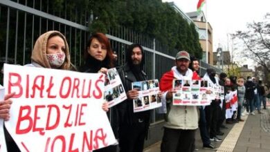 Concentración ante la Embajada de Bielorrusia en Varsovia, este domingo.