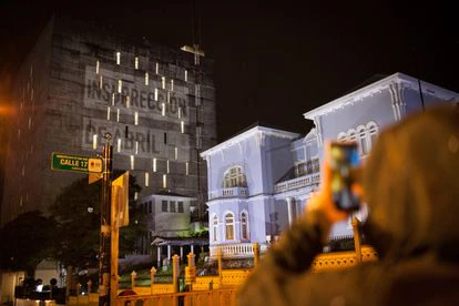 Un grupo de activistas nicaragüenses proyectó imágenes alusivas a la crisis de Nicaragua sobre el edificio de la Asamblea Legislativa de Costa Rica.