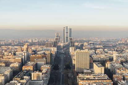 Vista del Paseo de la Castellana de Madrid, con las Torres Kio (Plaza de Castilla) y las Cuatro Torres al fondo, en una imagen tomada el 27 de enero de 2021.